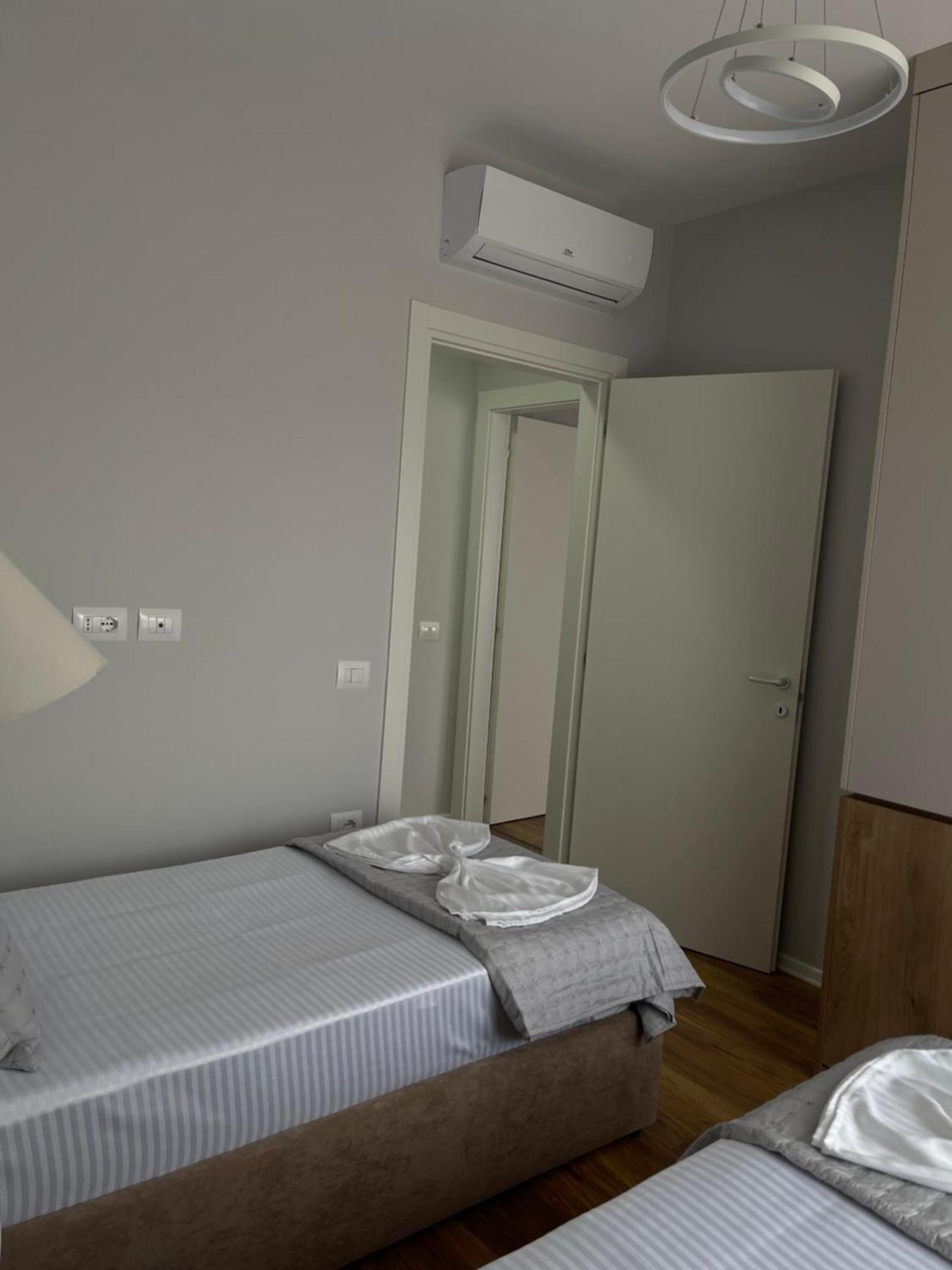 New Bazaar, Grand Apartment Tiranë Luaran gambar